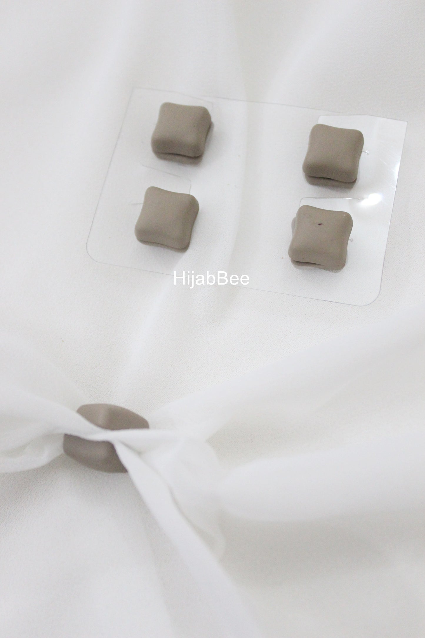 SQUARE MAGNET PIN - BEIGE