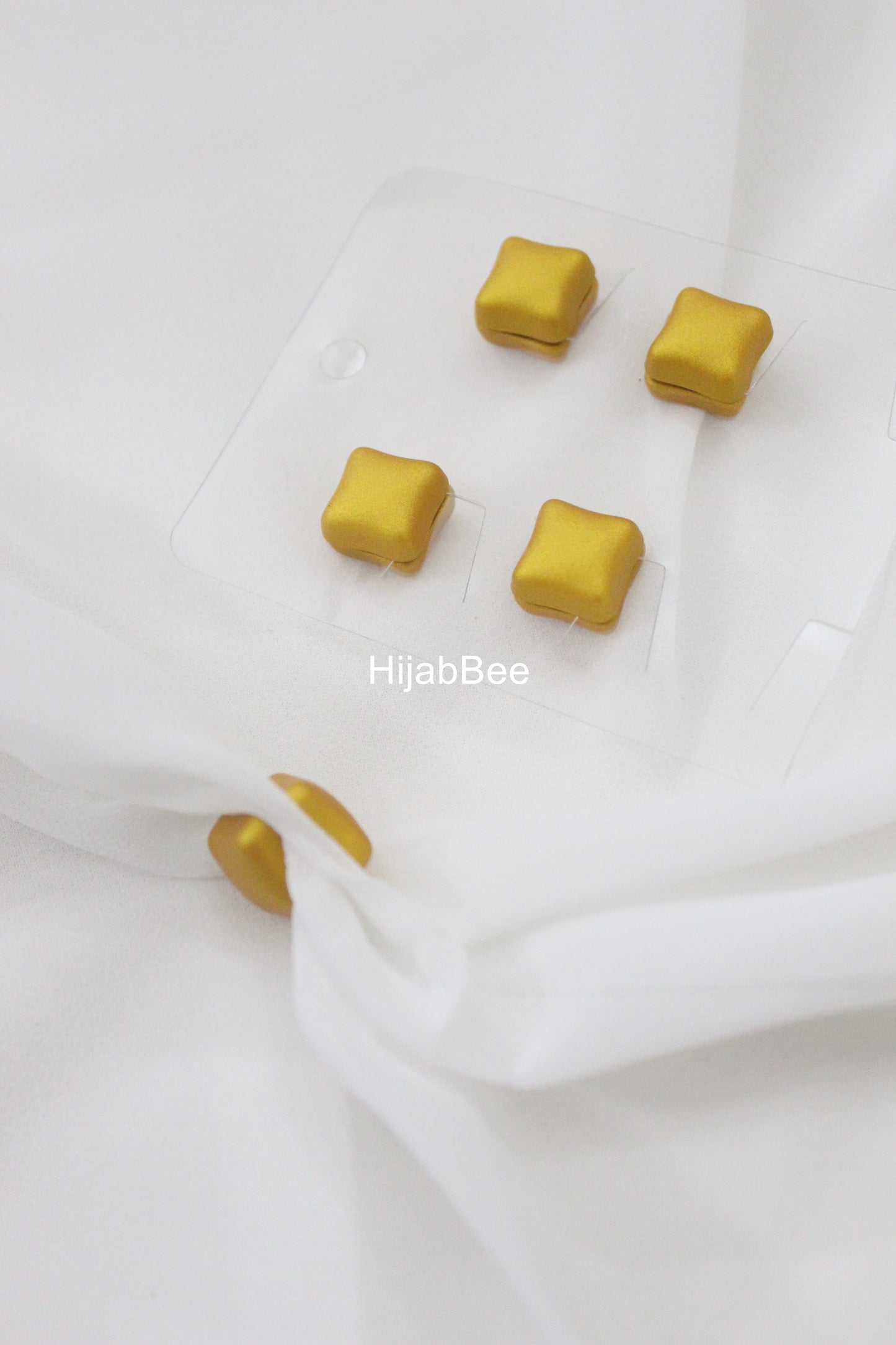 SQUARE MAGNET PIN - GOLD